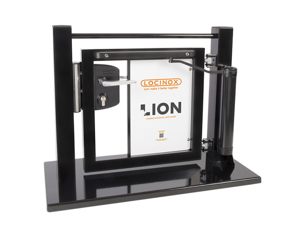 Tordisplay mit Torschließer Lion, Industrieschloss und 90° Torband