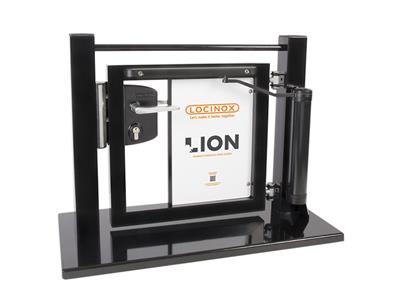 Poortdisplay met Lion poortsluiter, industrieel slot en 90° scharnier